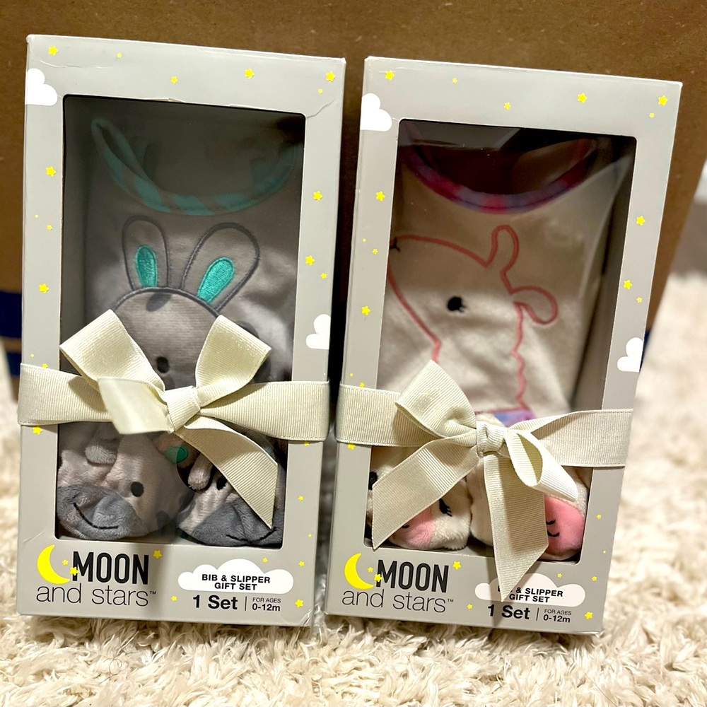 NEW in box TWIN B/G Bib and Slipper Gift Set, Moon and Stars, Size 0-12 months